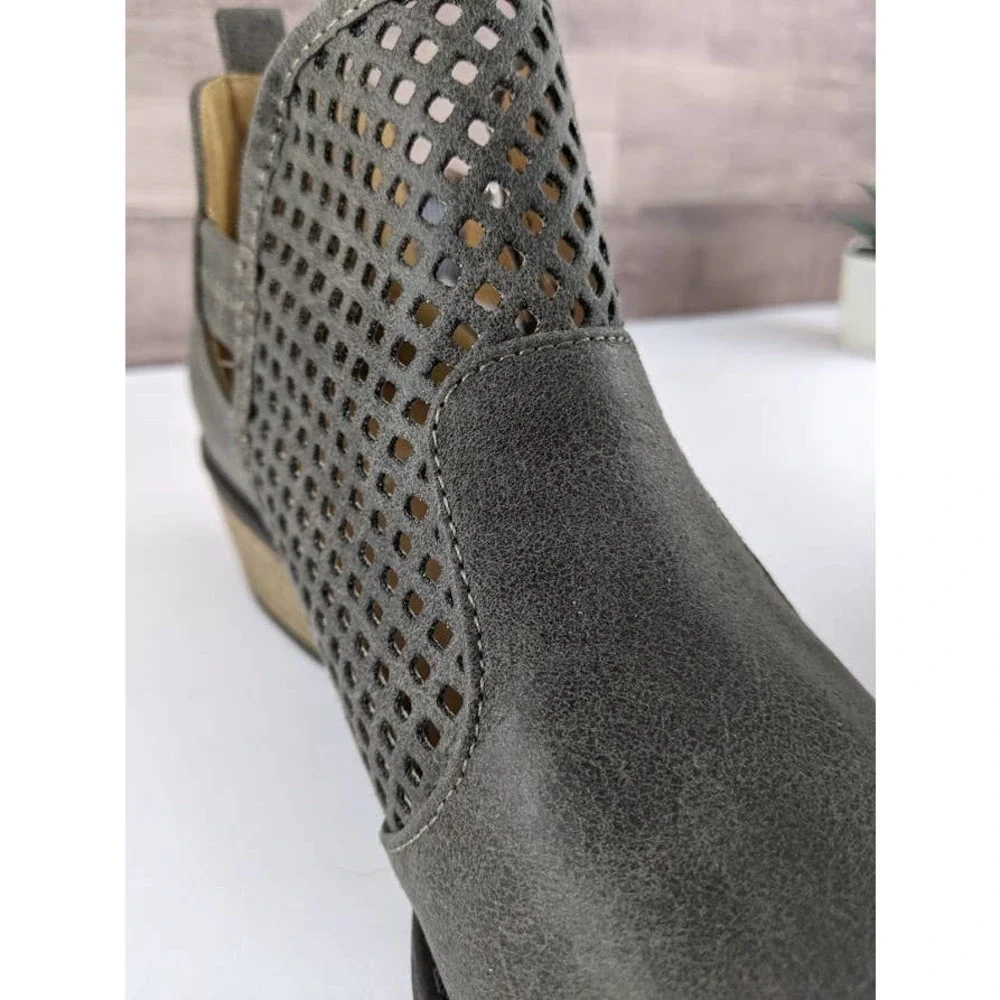 NWOT Leather Perforated Western Booties